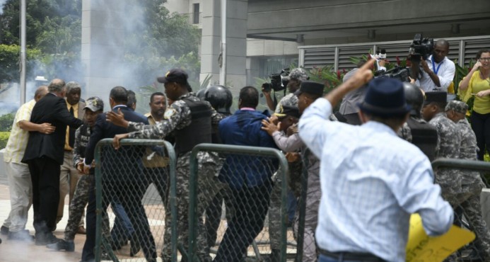 Resultado de imagen para lanzan bombas lacrimógenas en las afueras del Congreso