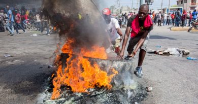 Policía haitiana reprime cientos de personas que escenificaban manifestación en las calles de Puerto Príncipe Policía haitiana reprime cientos de personas que escenificaban manifestación en las calles de Puerto Príncipe