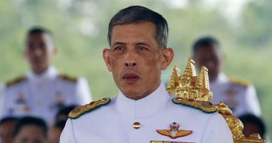 El excéntrico rey de Tailandia que pasa su aislamiento en los Alpes con 20 concubinas El excéntrico rey de Tailandia que pasa su aislamiento en los Alpes con 20 concubinas
