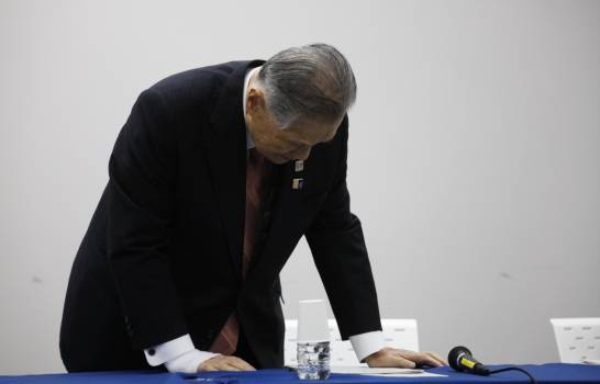 El presidente del Comité Organizador de Tokio 2020, Yoshiro Mori, toma asiento en una conferencia de prensa en Tokio, el martes 24 de marzo de 2020, donde se anunció la posposición de Tokio-2020. ( (AP/JAE C. HONG))
