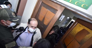 Apresan al ministro de Salud de Bolivia por la compra de respiradores al triple del precio de mercado Apresan al ministro de Salud de Bolivia por la compra de respiradores al triple del precio de mercado