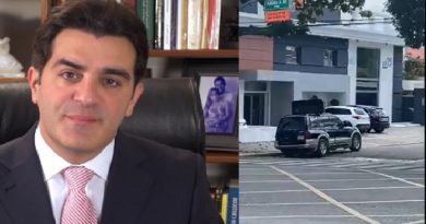 #VIDEO A todo volumen! Ciudadano pone merengue “se van” afuera de la oficina del abogado del PLD Julio Cury #VIDEO A todo volumen! Ciudadano pone merengue “se van” afuera de la oficina del abogado del PLD Julio Cury