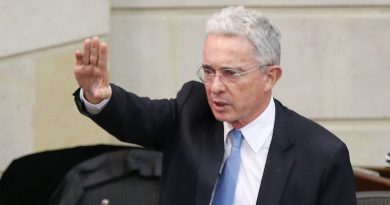 Expresidente colombiano Álvaro Uribe anuncia en Twitter que la justicia ordenó su captura Expresidente colombiano Álvaro Uribe anuncia en Twitter que la justicia ordenó su captura