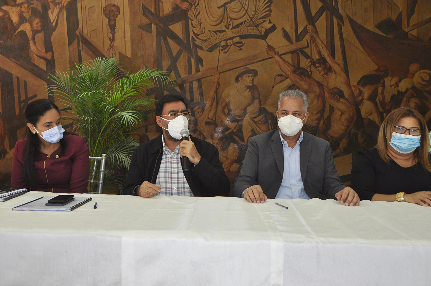 Lía Díaz, senadora de la provincia de Azua; Olmedo Caba Romano, director ejecutivo del INDRHI; Rafael Salazar, director de EGEHID, y Ángela (Grey) Pérez, gobernadora de Azua, durante la firma del acuerdo de pago.