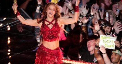 La cantante colombiana Shakira y la agrupación estadounidense Black Eyed Peas unen sus voces en el nuevo tema «Girl Like Me» La cantante colombiana Shakira y la agrupación estadounidense Black Eyed Peas unen sus voces en el nuevo tema «Girl Like Me»
